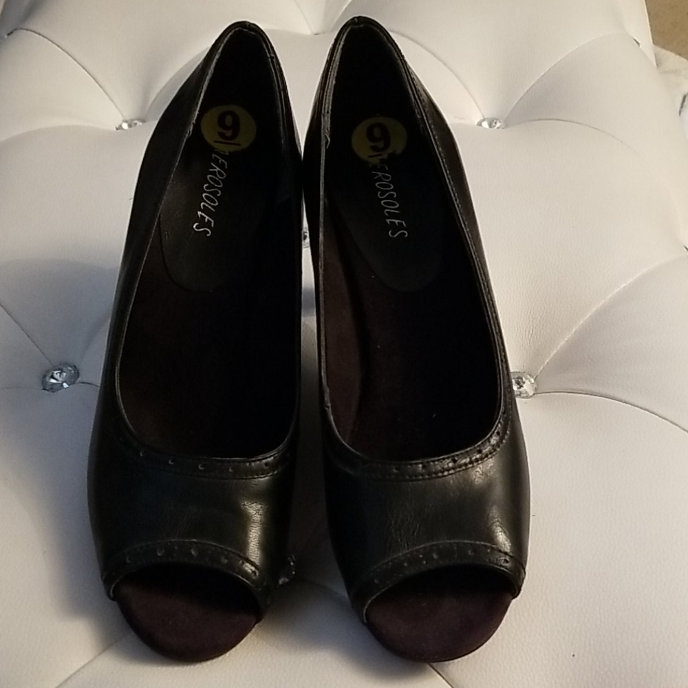 Aerosoles size 9 open-toed 3.5 inch black pump